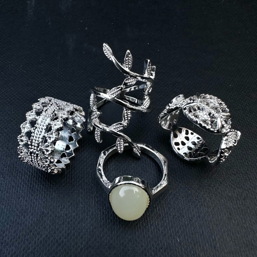 Lovisa leafy ring set